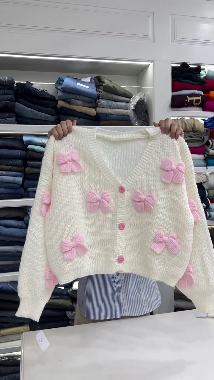 Cream Chunky‑Knit Cropped Cardigan with 3D Pink Bow Appliqués and Contrast Buttons for Cute Winter Looks